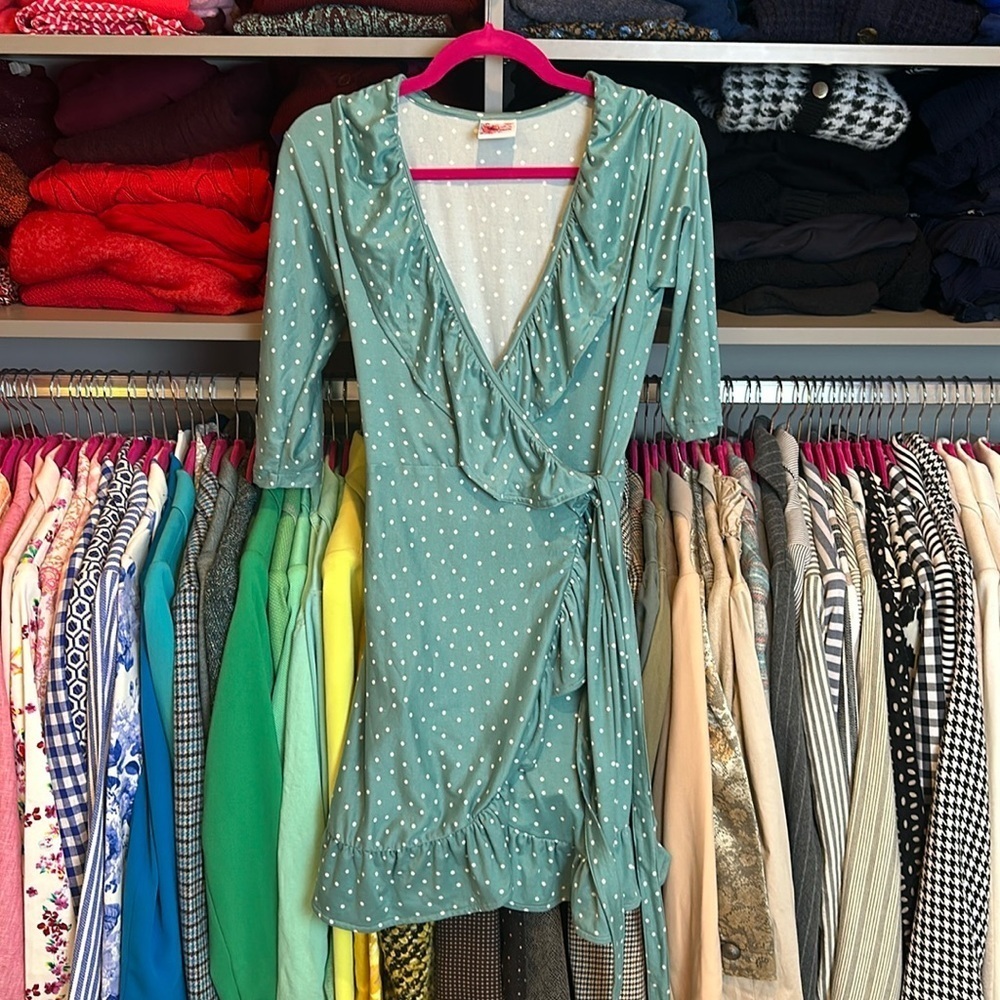 Yes green with white polka dots 3/4 sleeve v neck warp dress size S